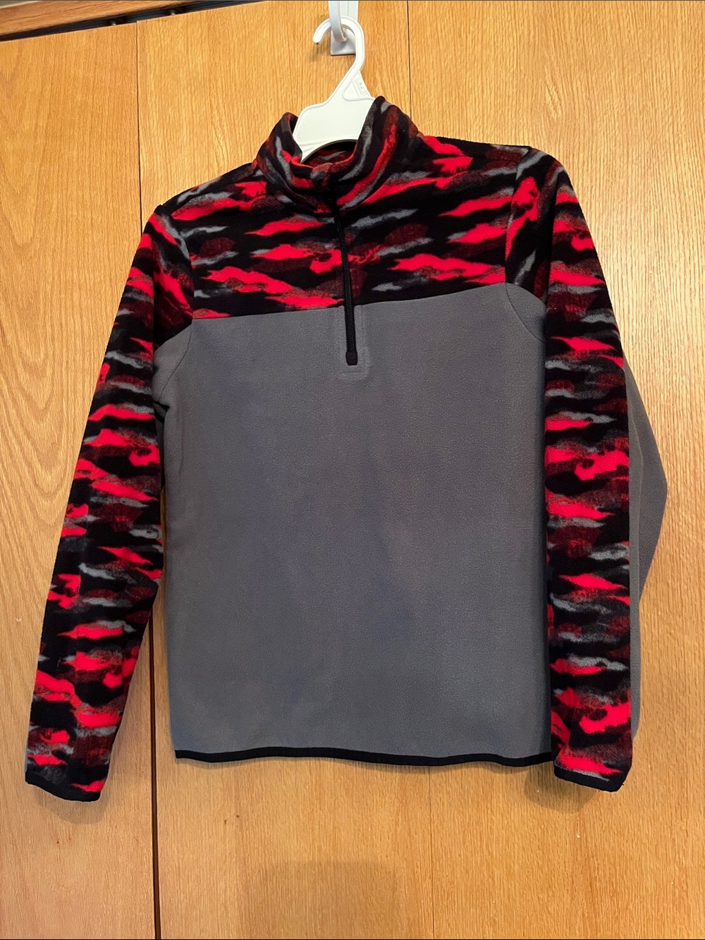 NEW NWOT Tek Gear Boy’s 14 Red Black Gray Camo 1/4 Zip pullover fleece shirt top